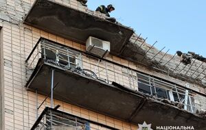 В городе повреждено по меньшей мере четыре многоэтажки
