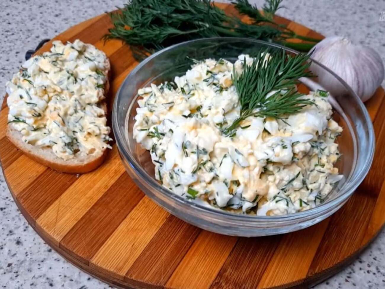 Салат нужно заправить майонезом