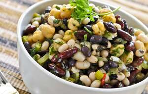 Салат содержит консервированную фасоль