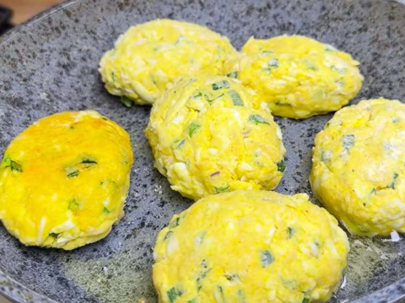 Обсмажуйте котлети по три хвилини з кожного боку до золотистої скоринки