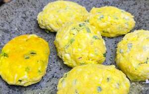 Обжаривайте котлеты по три минуты с каждой стороны до золотистой корочки