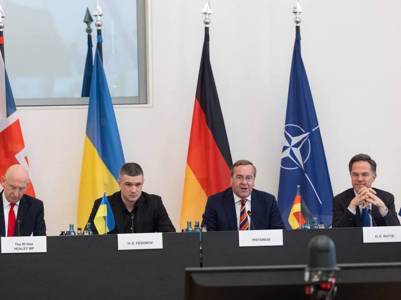 У засіданні у форматі "Рамштайн" узяли участь міністр оборони Великобританії Джон Гілі, міністр оборони України Михайло Федоров, міністр оборони Німеччини Борис Пісторіус і генеральний секретар НАТО Марк Рютте