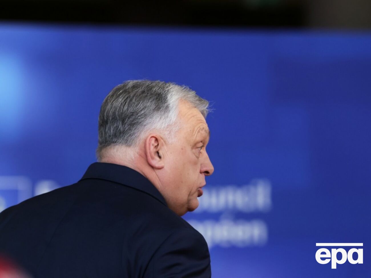 Орбана, який іде з посади, зняли на балконі офісу