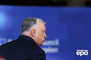 Орбана, який іде з посади, зняли на балконі офісу