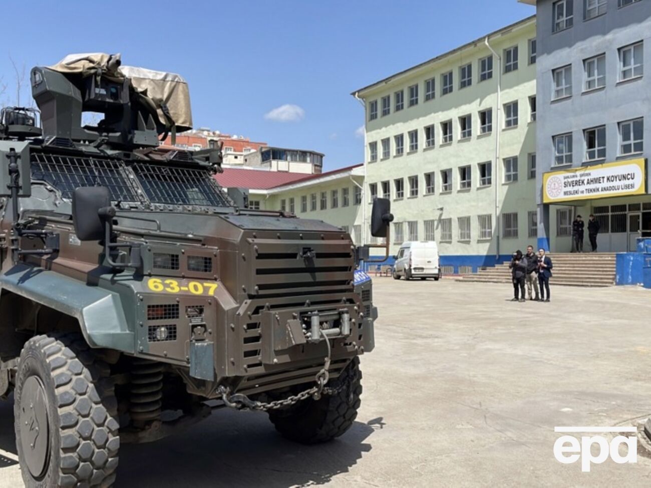 За попередньою інформацією, стрільці в обох школах наклали на себе руки