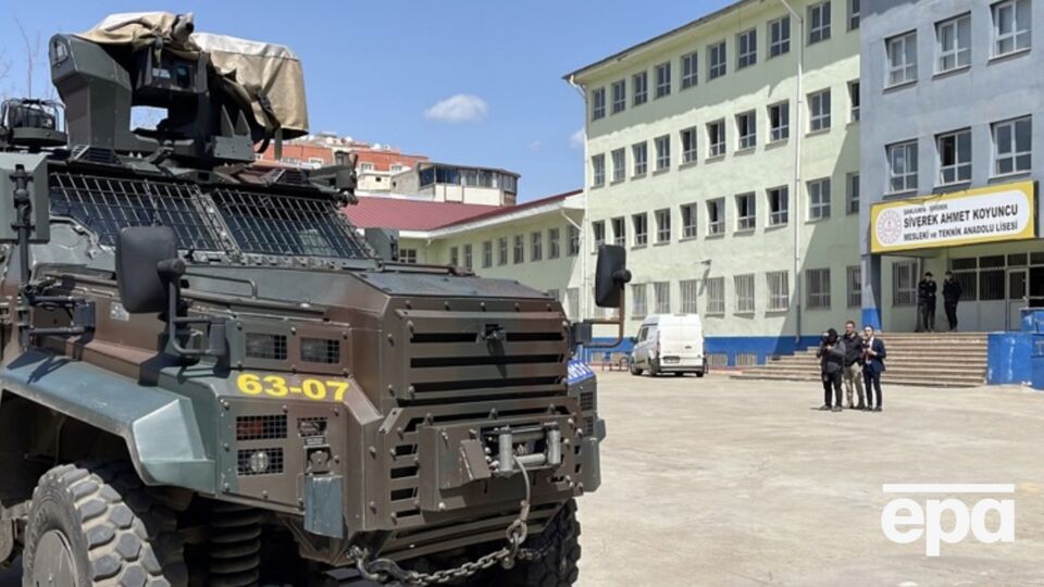 За попередньою інформацією, стрільці в обох школах наклали на себе руки