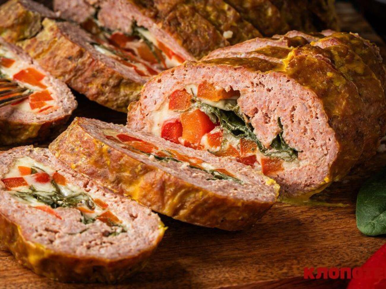 Перед нарезанием дайте рулету отдохнуть 10–15 минут