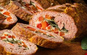 Перед нарезанием дайте рулету отдохнуть 10–15 минут