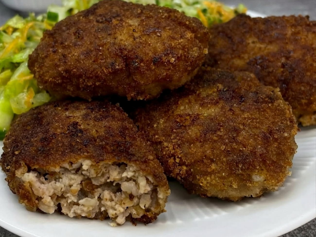 Сковороду разогрейте с растительным маслом, сделайте небольшой огонь, выложите котлеты и обжарьте их с обеих сторон