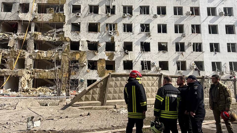 Під час пошуків зниклих після нічної атаки РФ Одеса знову зазнала обстрілу