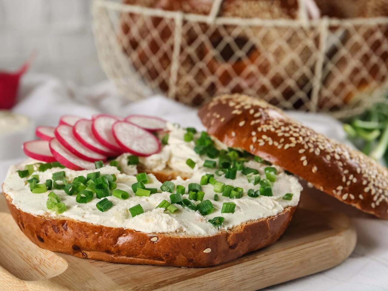 Намазка подается с хлебом