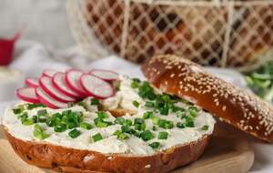 Намазка подается с хлебом