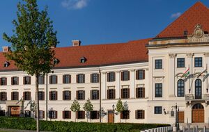 Сейчас офис премьера Венгрии расположен в Кармелитском дворце