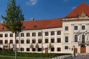 Зараз офіс прем'єра Угорщини розташований у Кармелітському палаці