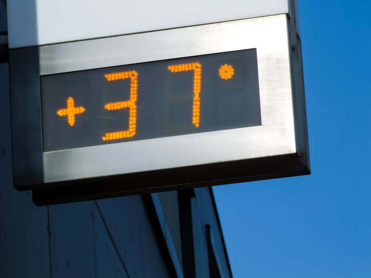 УГМЦ наголошує, що зараз робити висновки щодо температур й опадів улітку зарано