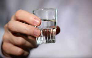 В 2025 году количество россиян, которым впервые диагностировали алкоголизм, достигло примерно 56,9 человек на 100 тыс. населения