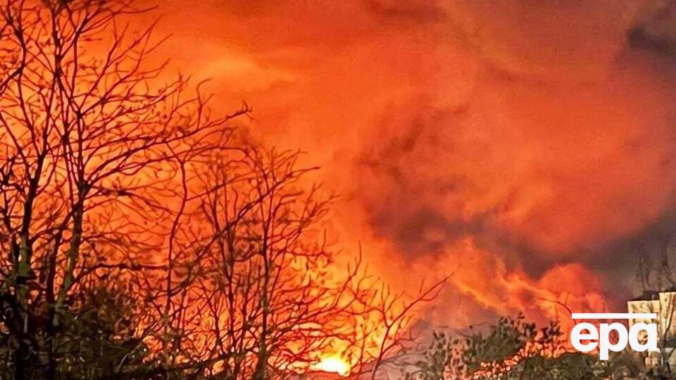 После попаданий начался сильный пожар