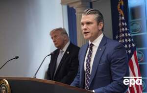 Хегсета обвинили в унижении отдельных групп военнослужащих, включая женщин и представителей ЛГБТК+ сообщества (на фото – президент США Дональд Трамп и Пит Хегсет)