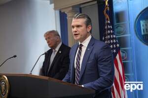 Гегсета обвинуватили у приниженні окремих груп військовослужбовців, включно із жінками й представниками спільноти ЛГБТК+ (на фото – президент США Дональд Трамп і Піт Гегсет)