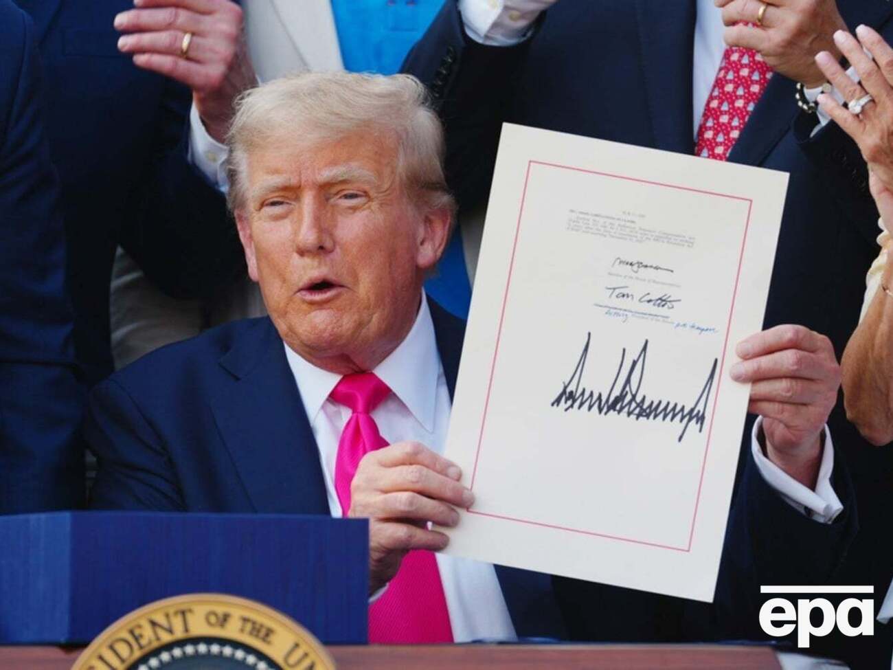 Документ, который подписал Трамп, подтверждает, что действия правительства РФ продолжают представлять угрозу международным отношениям США