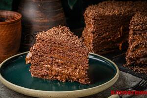 Торт складається з тонких шоколадних коржів