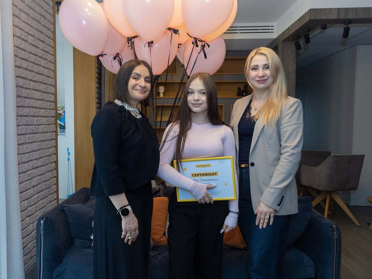Степаненко в подарок от Фонда предоставили сертификат на профессиональное обучение в академии парикмахерского искусства