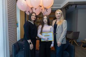 Степаненко в подарок от Фонда предоставили сертификат на профессиональное обучение в академии парикмахерского искусства