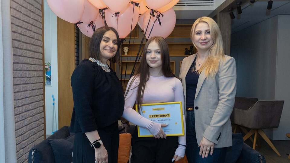 Степаненко в подарунок від Фонду надали сертифікат на професійне навчання в академії перукарського мистецтва