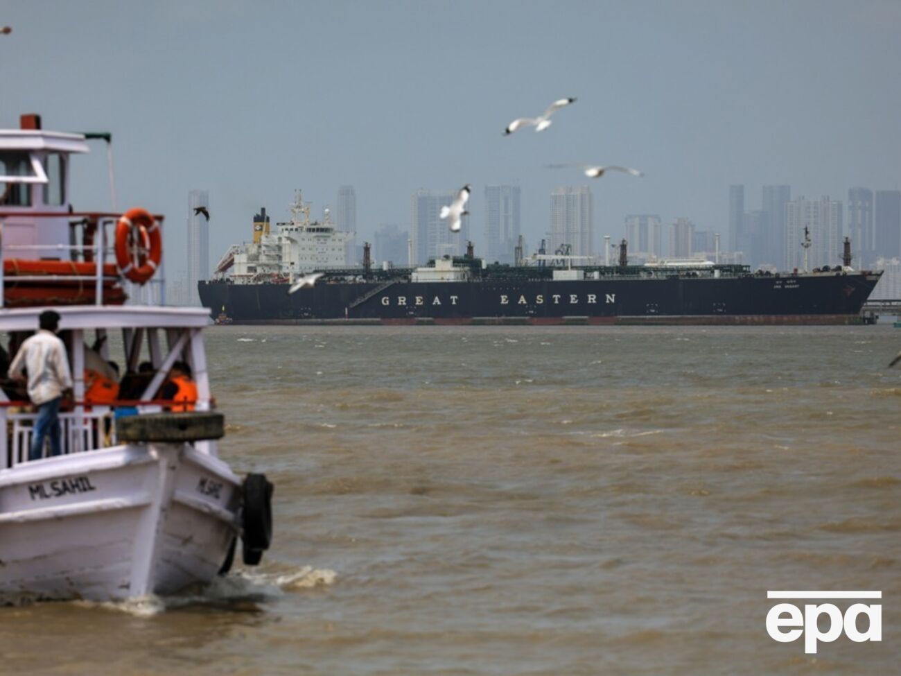 Прохождение военных кораблей через пролив, как и раньше, запрещается