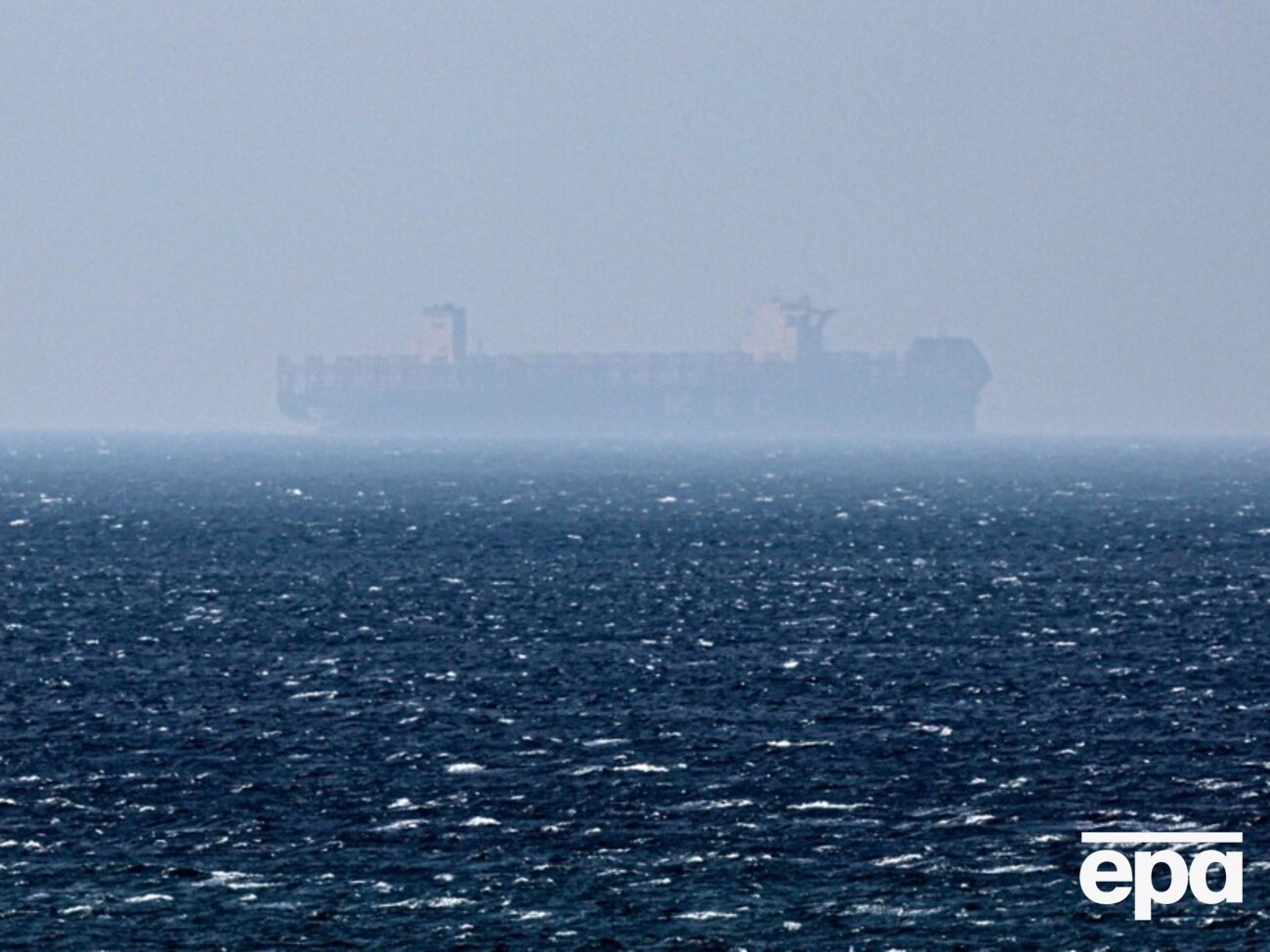 Иран обстрелял по меньшей мере два судна, проходившие по Ормузскому проливу, заявили источники Reuters