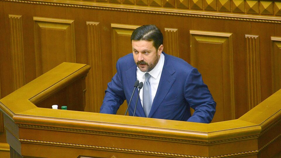За даними росЗМІ, представники ГРУ посилили охорону підозрюваного в держзраді екснардепа України Деркача, який утік до РФ