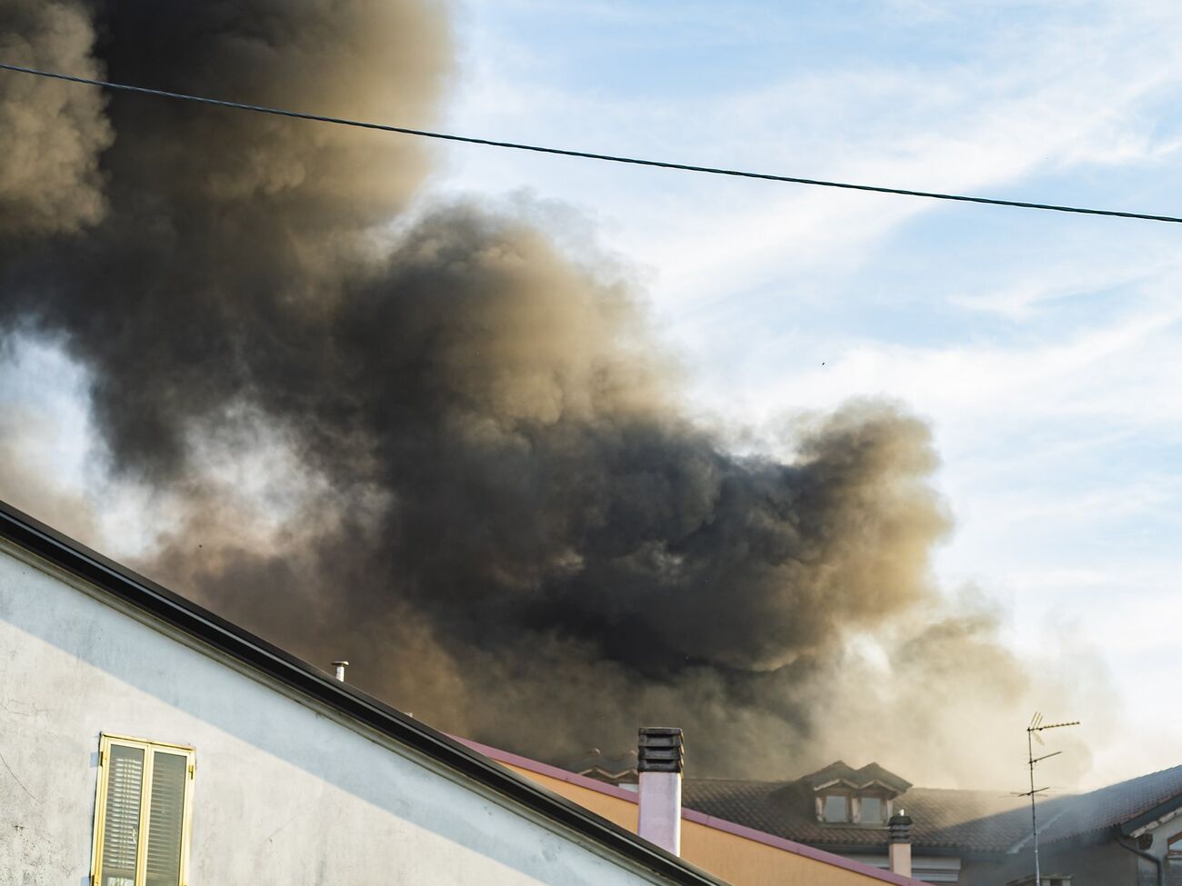 Паблик написал о пожаре в Голосеевском районе, где стрелял неизвестный