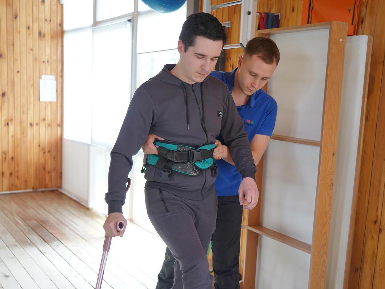 Програма "Лікування й реабілітація поранених дорослих" Фонда Ріната Ахметова опікується допомогою людям, які постраждали від обстрілів РФ