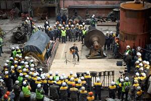 Вакарчук выступил перед сотрудниками ДТЭК и обратился к миру