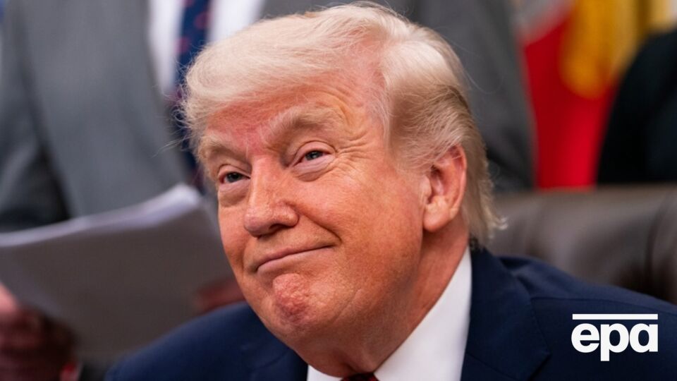 Несмотря на призывы ограничить импровизированные интервью, Трамп вернулся к привычному стилю общения