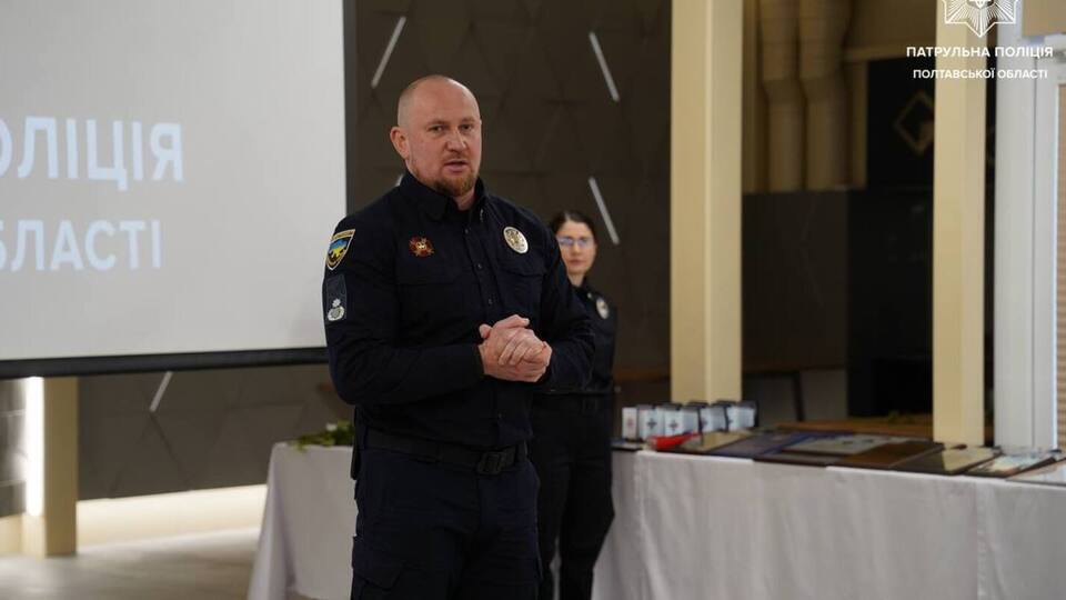 Жуков повідомив, що один із поліцейських дістав табельну зброю, однак не застосував її