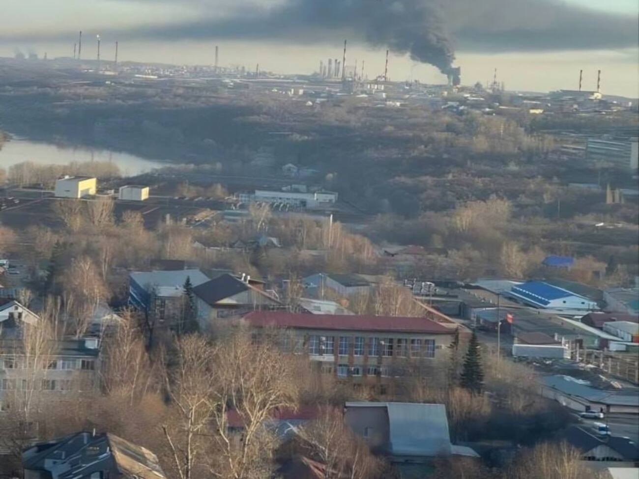 На НПЗ через удари БПЛА виникло займання