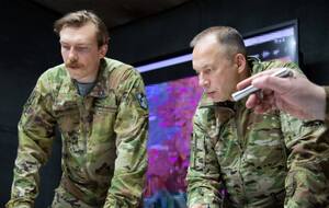 Після початку вторгнення Росії підрозділи оперативно зайняли визначені позиції, про які їх було попереджено за добу (на фото – командир "Азову" Денис Прокопенко і Сирський)