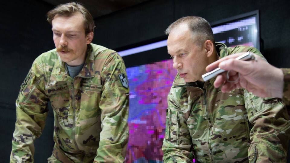 После начала вторжения России подразделения оперативно заняли определенные позиции, о которых они были предупреждены за сутки (на фото – командир "Азова" Денис Прокопенко и Сырский)