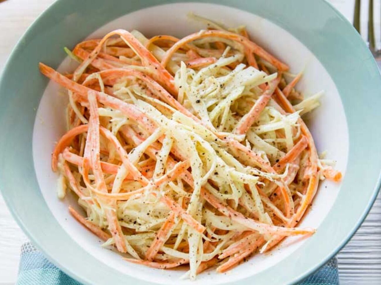 "Коул Слоу" бажано залишити на годину або навіть дві, щоб соус пом'якшив смак капусти
