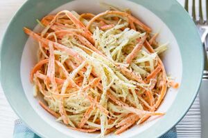 "Коул Слоу" желательно оставить на час или даже два, чтобы соус смягчил вкус капусты