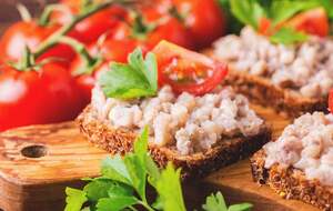 Форшмак подают с хлебом