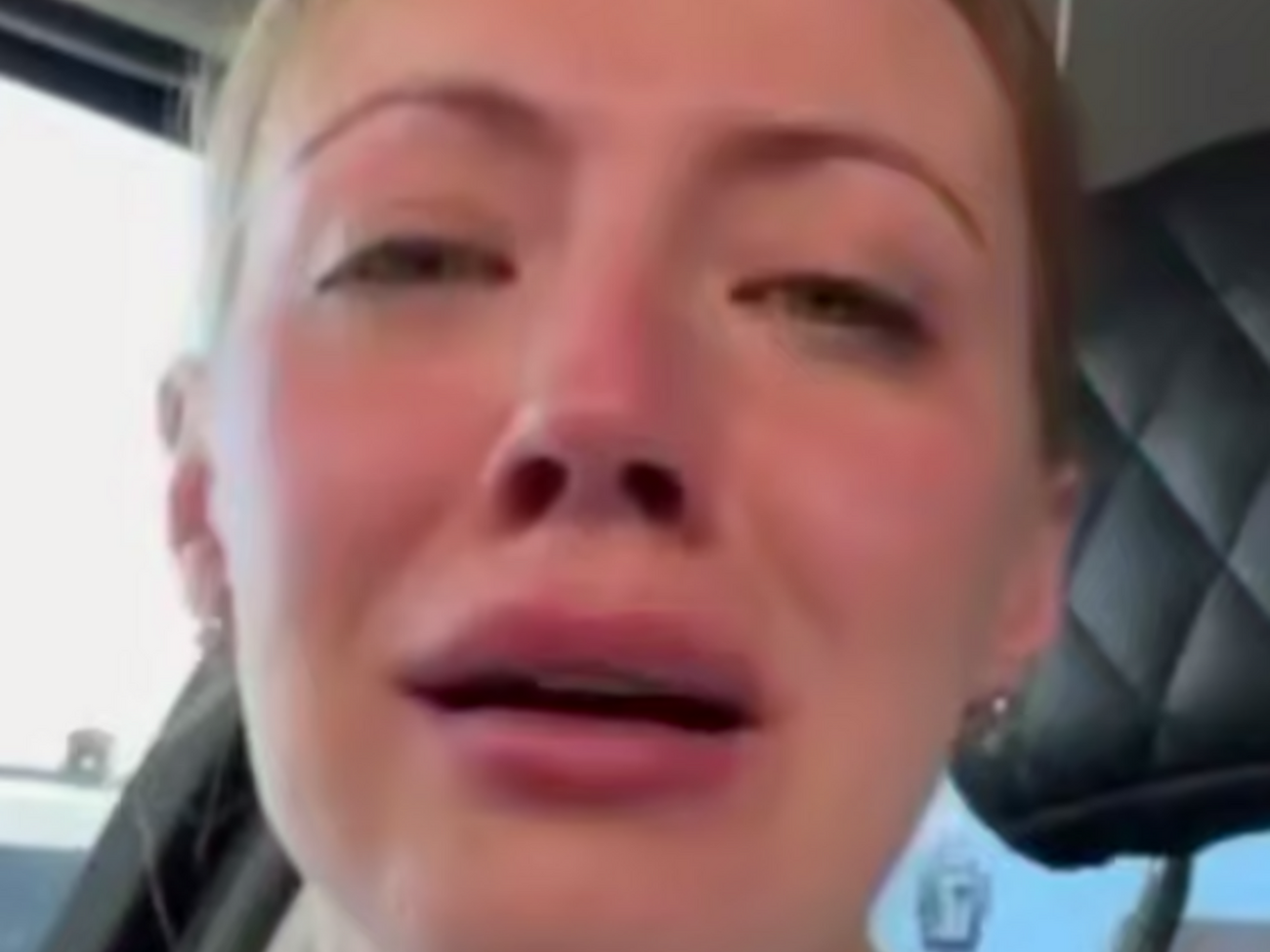 Росіянка емоційно поскаржилася, що море все залите мазутом, а в небі літають "ці й...бані БПЛА"