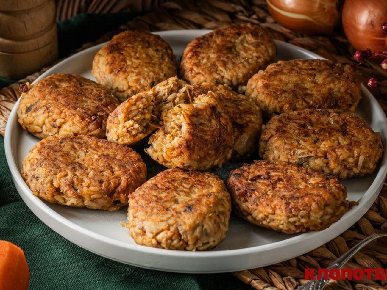 Котлети обсмажують до золотистої скоринки