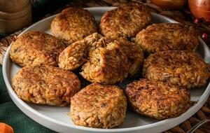 Котлеты обжаривают до золотистой корочки