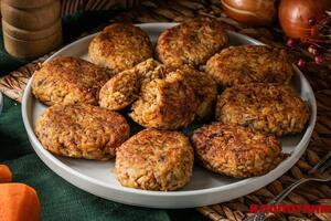 Котлети обсмажують до золотистої скоринки