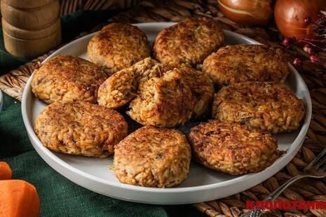 Котлеты обжаривают до золотистой корочки