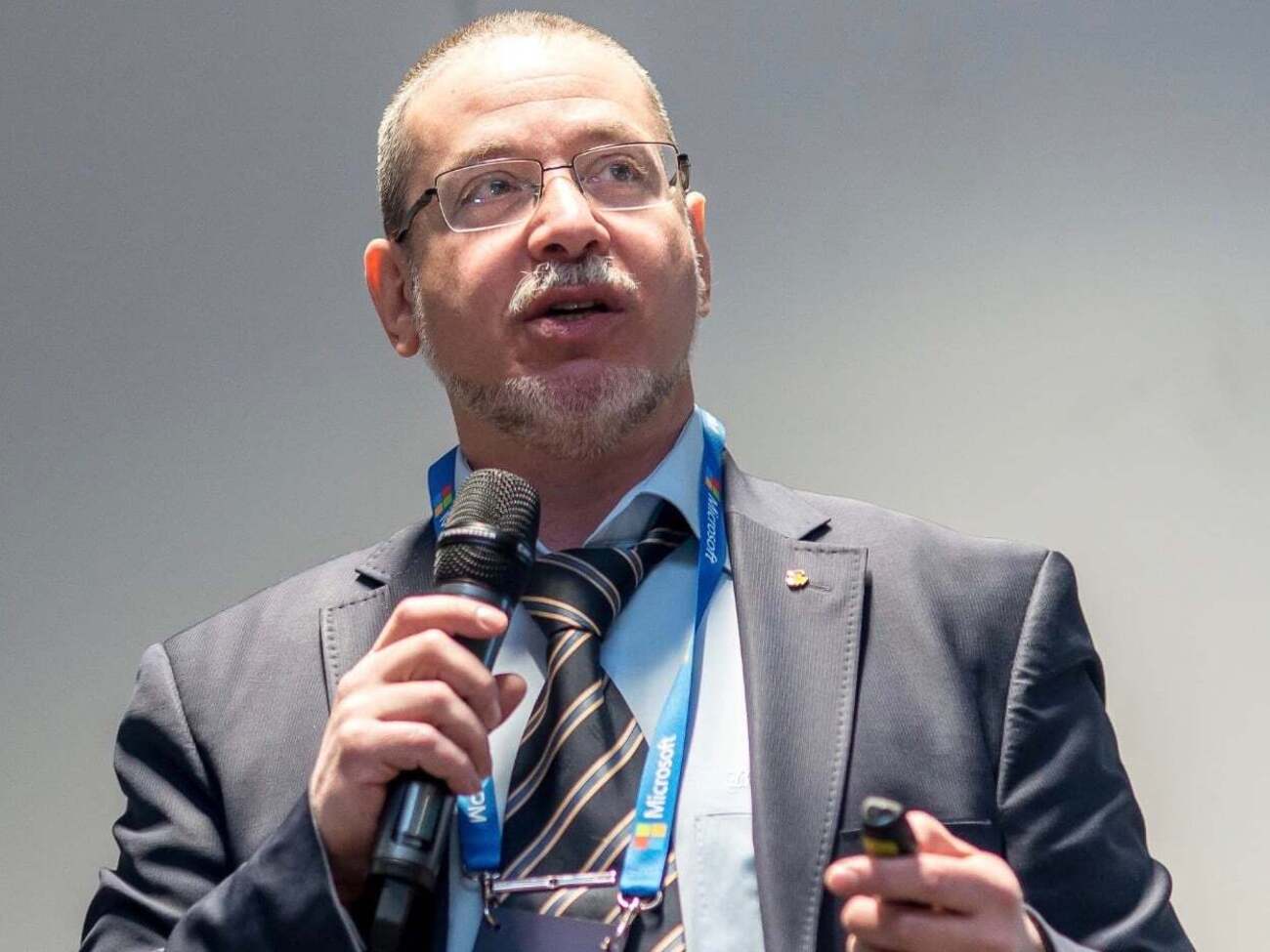 Террорист хочет, чтобы его убили. Пока доберется герой с оружием, будет несколько трупов