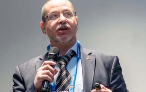 Терорист хоче, щоб його вбили. Поки дістанеться герой зі зброєю, буде кілька трупів