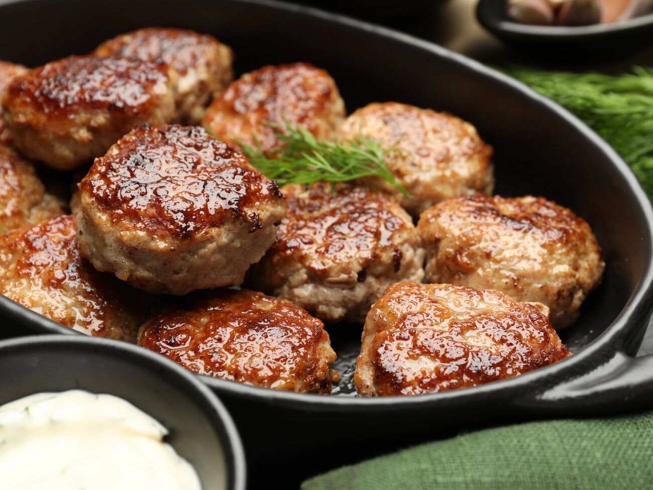 Фарш перед формированием котлет нужно хорошо отбить